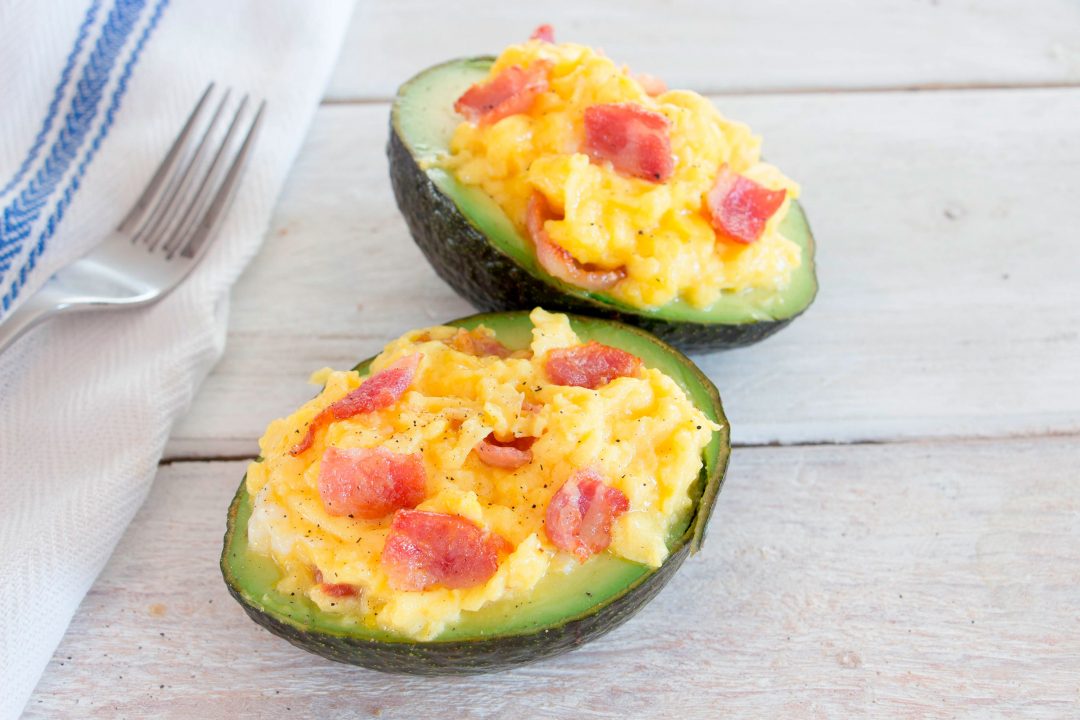 Huevos con aguacate y cómo preparar un desayuno bajo en carbohidratos